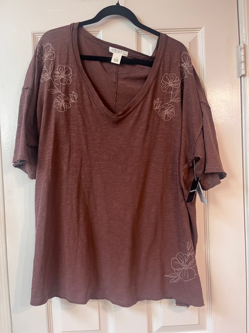 Torrid Festi mauve-brown V-neck floral embroidered tee